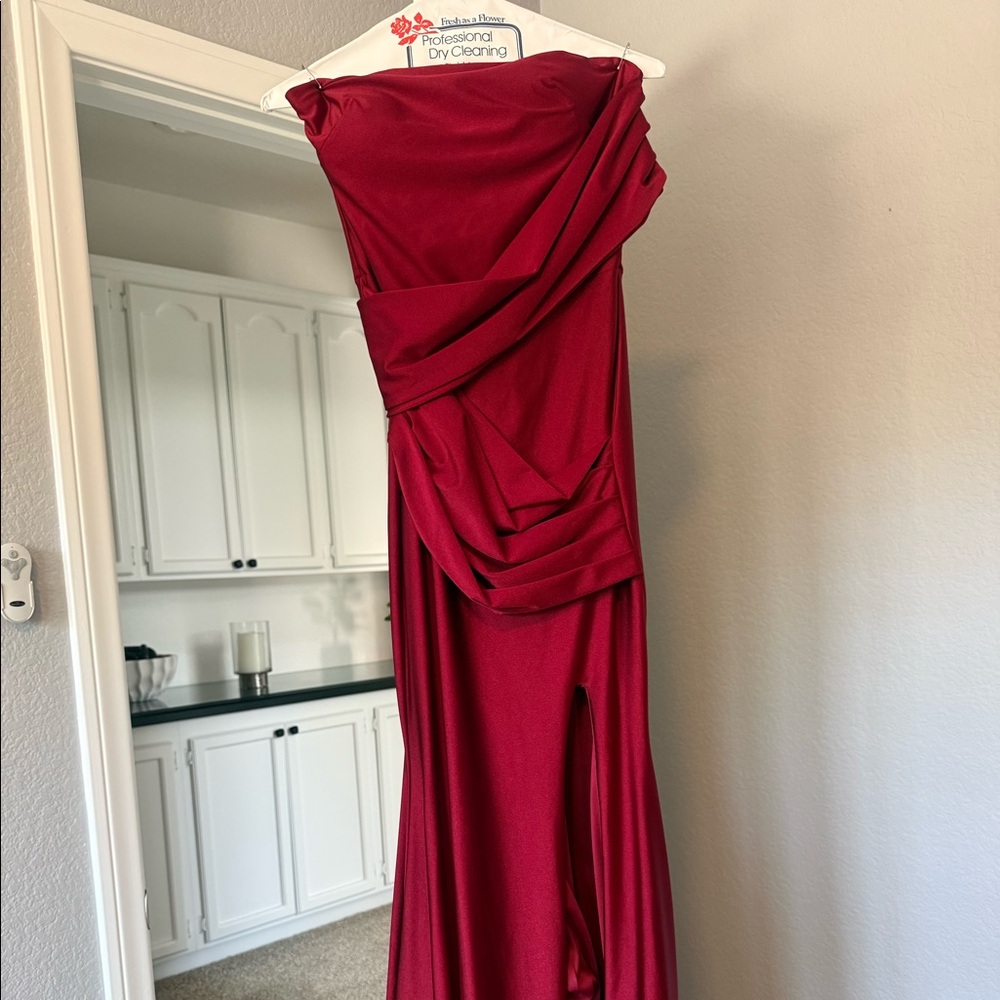 Excellent pre-owned condition. Professionally dry cleaned and ready to wear.